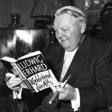 Ludwig Erhard mit seinem Buch »Wohlstand für alle«, 1957