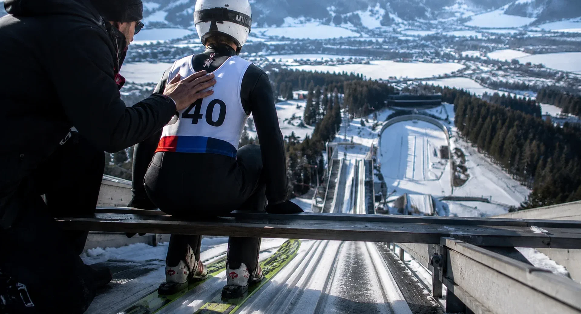 Ein Trainer begleitet seinen Skispringer an der Schanze – Vorbild für die Roadmap-Begleitung bei Demain | Demain